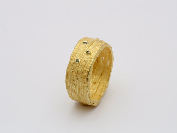 18k gold ring with diamonds