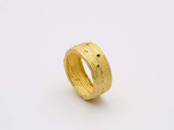 18k gold ring with diamonds