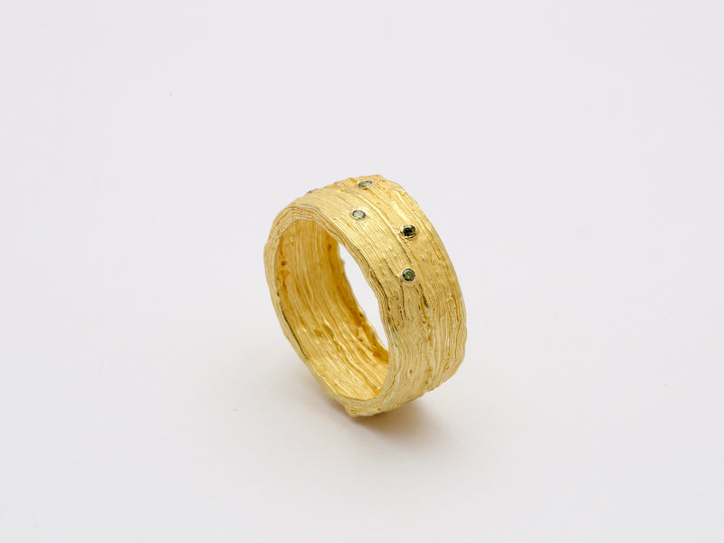 18k gold ring with diamonds