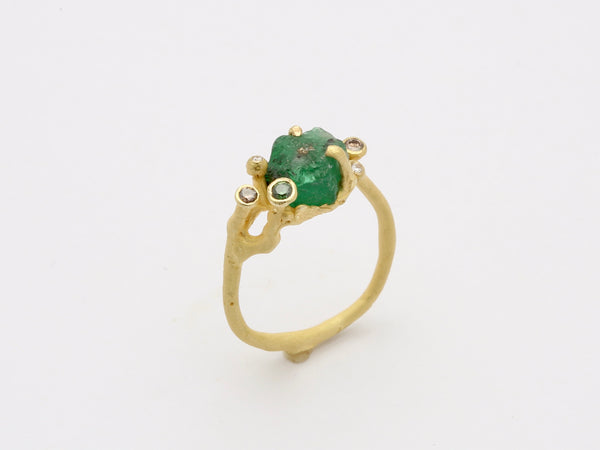 18k gold ring with raw emerald 