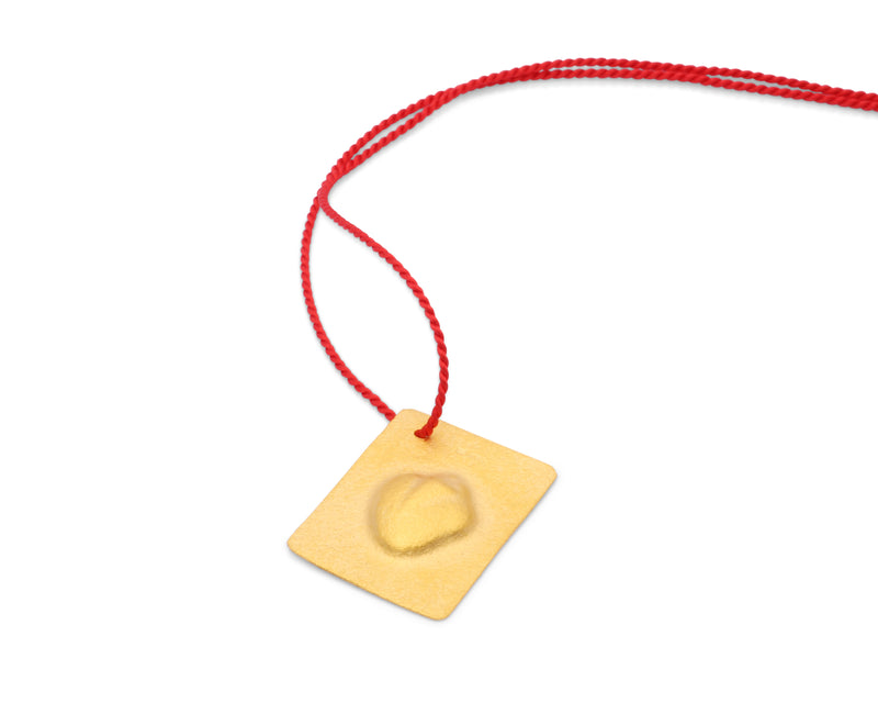 Guldgubber Fine gold pendant with anatomic heart and red silk cord