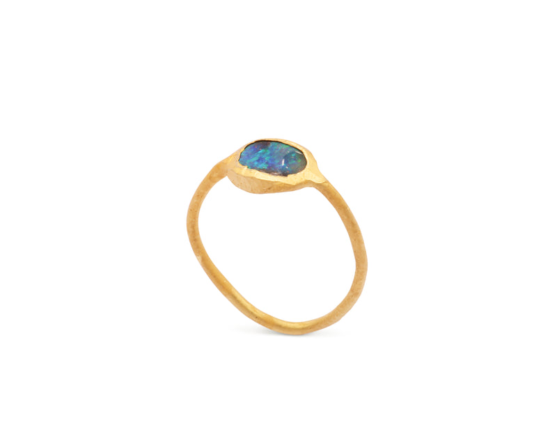 18k gold ring with opal 
